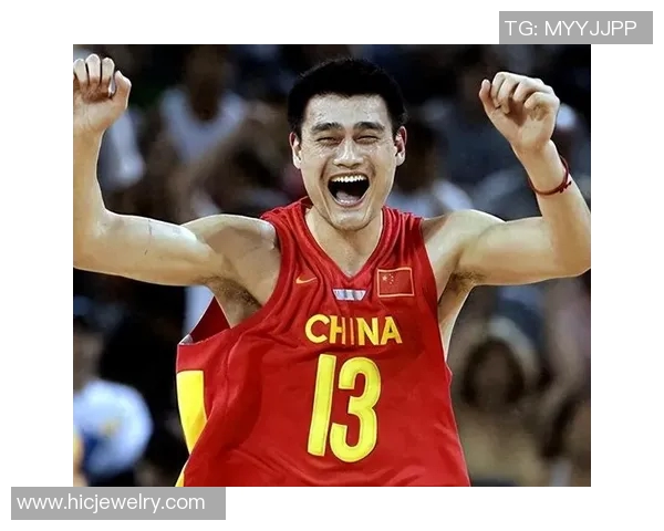 姚明拦球瞬间展现篮球巨星风范与无畏精神的完美结合