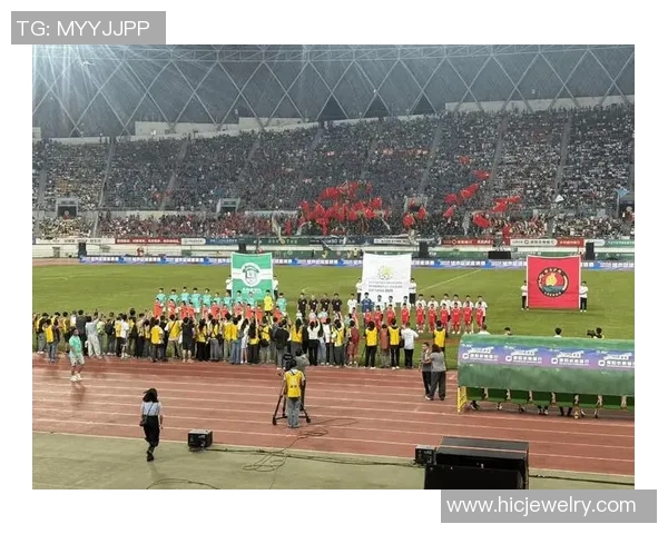 足球明星球迷齐聚一堂热情围观精彩赛事瞬间