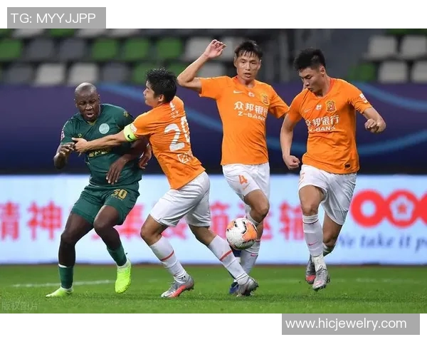 中国男足迎战武汉卓尔全力争胜展现实力与团队精神